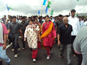 Opposition Parties, Telugu Desham, YSRCPm Padayatras, Political Leaders Missing,  Enjoy With Family, 24th Dushera, 27th Bakrid, November 13th Deepavali, December 25th Christmas, January 14th Sankranti, Chandrababu Naidu, Mahaboob  Nagar District, Sharmila